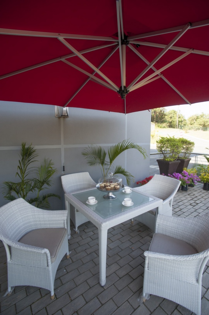 Outdoor Malindi dining table with four Makuti chairs.